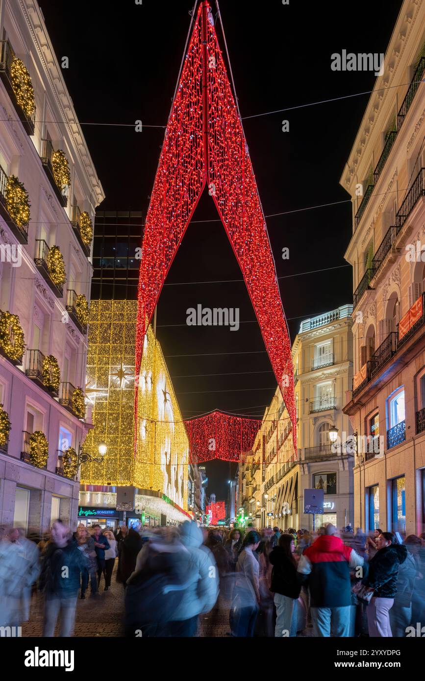 Rue ornée de lumières de Noël, Madrid, Espagne Banque D'Images