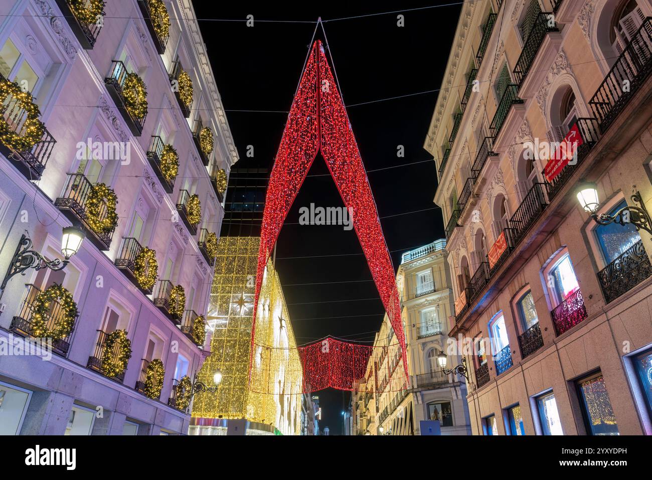 Rue ornée de lumières de Noël, Madrid, Espagne Banque D'Images