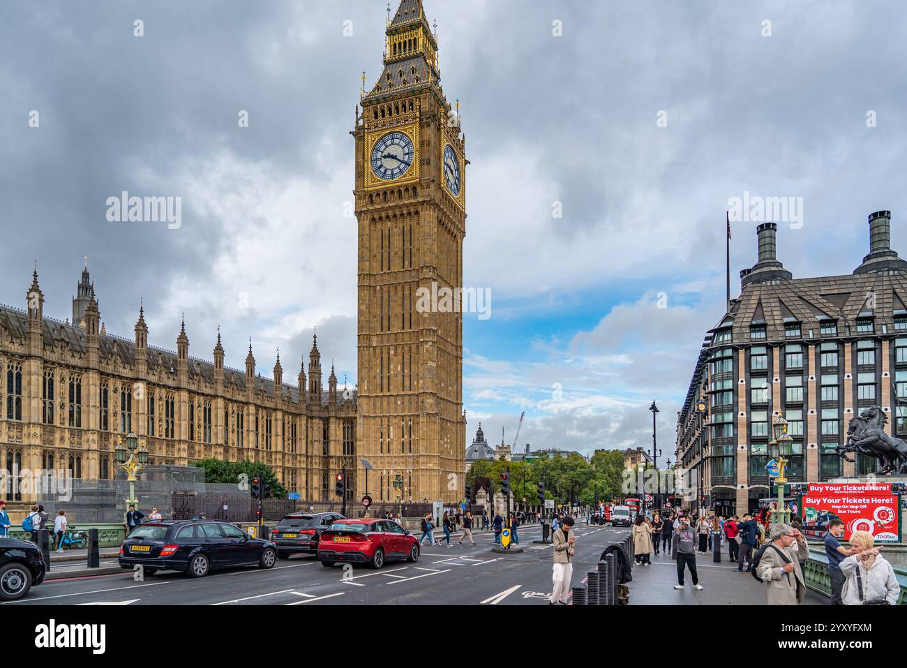 Londres, Angleterre - 8 septembre. 2024 : vue sur la rue avec la tour Big Ben à Londres avec des gens Banque D'Images