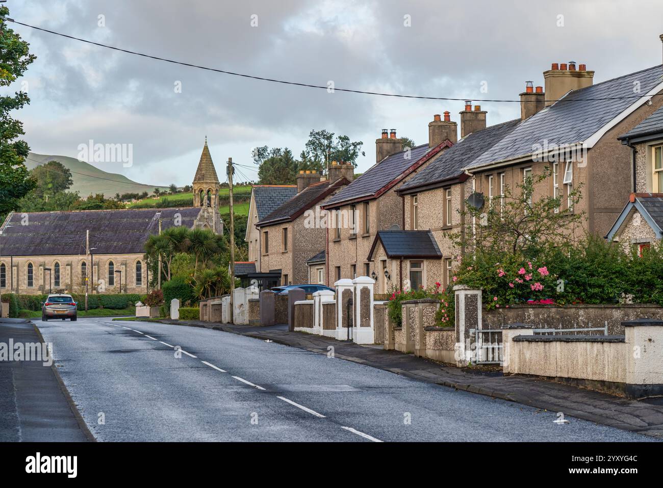 Cushendall, Irlande du Nord - septembre 2024 : vue sur la rue à Cushendall avec des maisons en pierre en Irlande du Nord avec ciel nuageux et bleu Banque D'Images