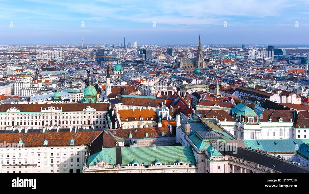 Superbe image aérienne de Vienne, Autriche, mettant en valeur l'architecture historique, la cathédrale de Stephen, et les toits sous un ciel bleu clair. Banque D'Images