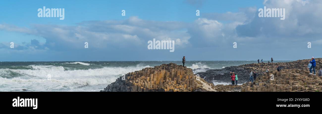 Bushmills, Irlande du Nord - septembre 2024 : les gens sur les rochers de la chaussée des géants, une zone de pierres de basalte hexagonales Banque D'Images