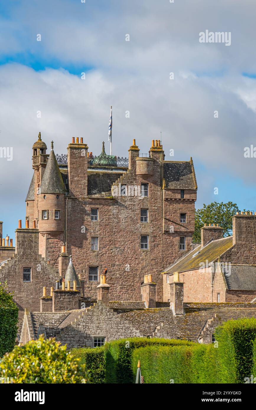 Glamis, Écosse - septembre 2024 : le vieux château historique de Glamis en Écosse avec un ciel bleu et quelques nuages Banque D'Images