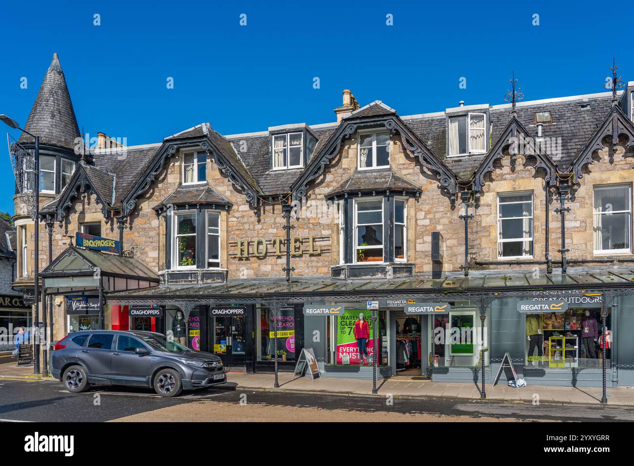 Pitlochry, Écosse - septembre 2024 : vue sur la rue depuis la rue principale Pitlochry en Écosse avec des boutiques dans de vieux bâtiments historiques Banque D'Images