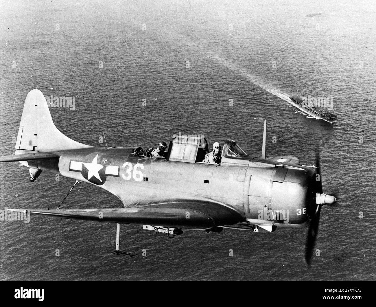Un Douglas SBD-5 Dauntless de l'US Navy du Bombing Squadron 10 (VB-10) photographié dans le schéma d'atterrissage au-dessus du porte-avions USS Enterprise (CV-6) lors d'opérations dans le Pacifique Banque D'Images