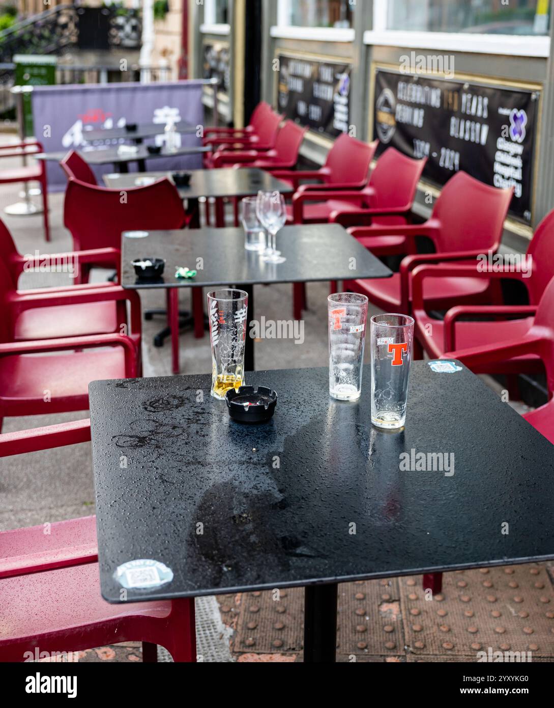 coin salon extérieur d'un bar ou d'un restaurant représentant des verres à bière et des cendriers vides, comme prévu dans ce type d'établissement Banque D'Images
