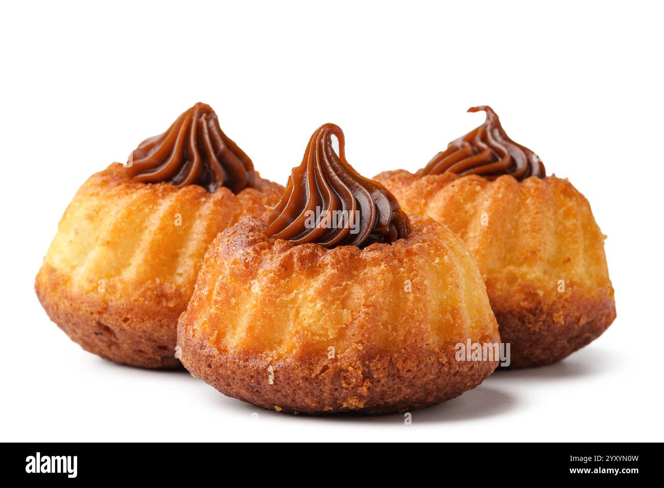Délicieux mini bundt gâteaux recouverts de glaçage au chocolat sur fond blanc Banque D'Images