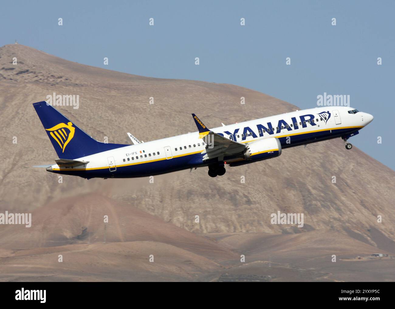 Un Boeing 737-8 MAX de Ryanair quitte l'aéroport de Lanzarote Arrecife Banque D'Images