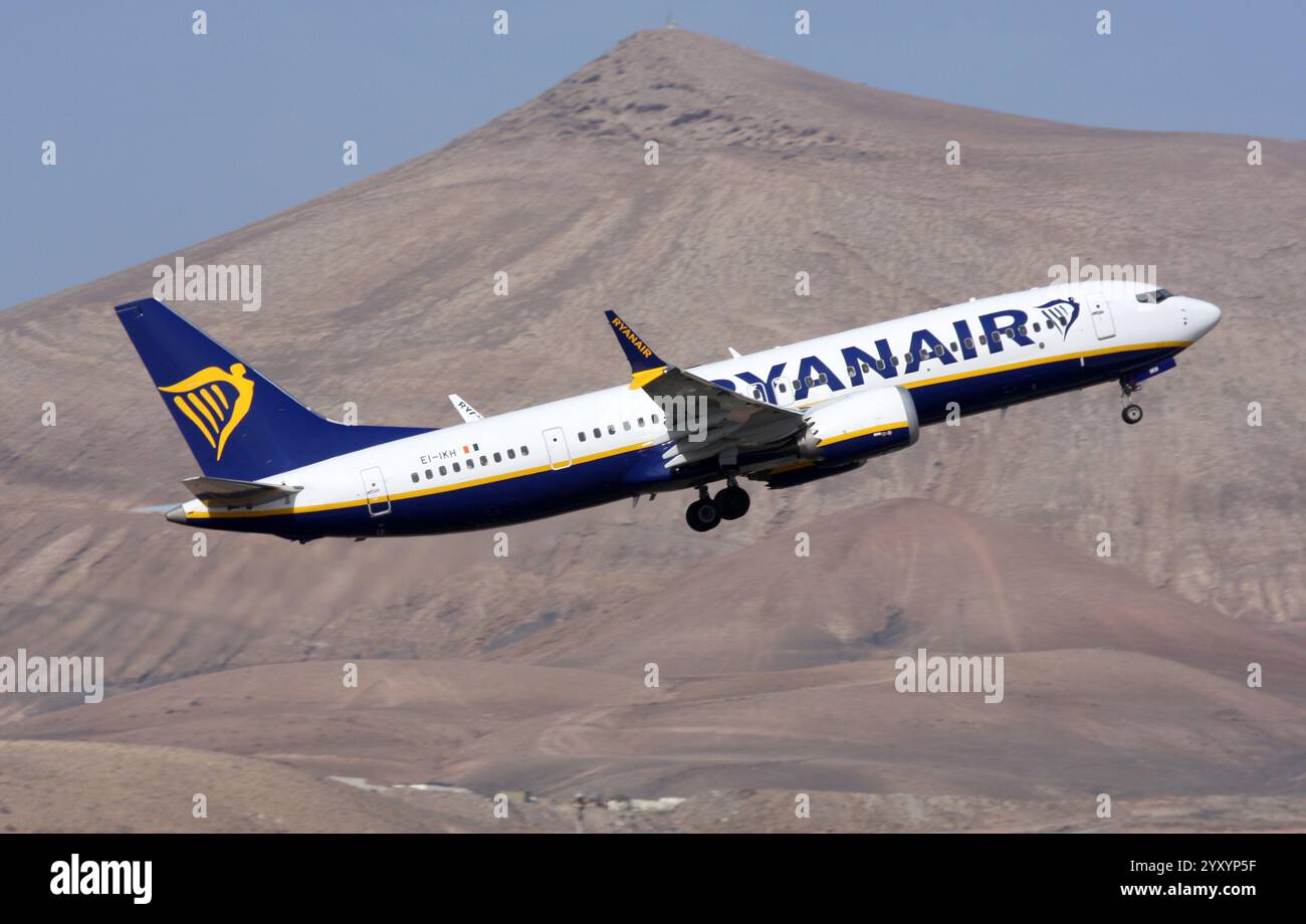 Un Boeing 737-8 MAX de Ryanair quitte l'aéroport de Lanzarote Arrecife Banque D'Images