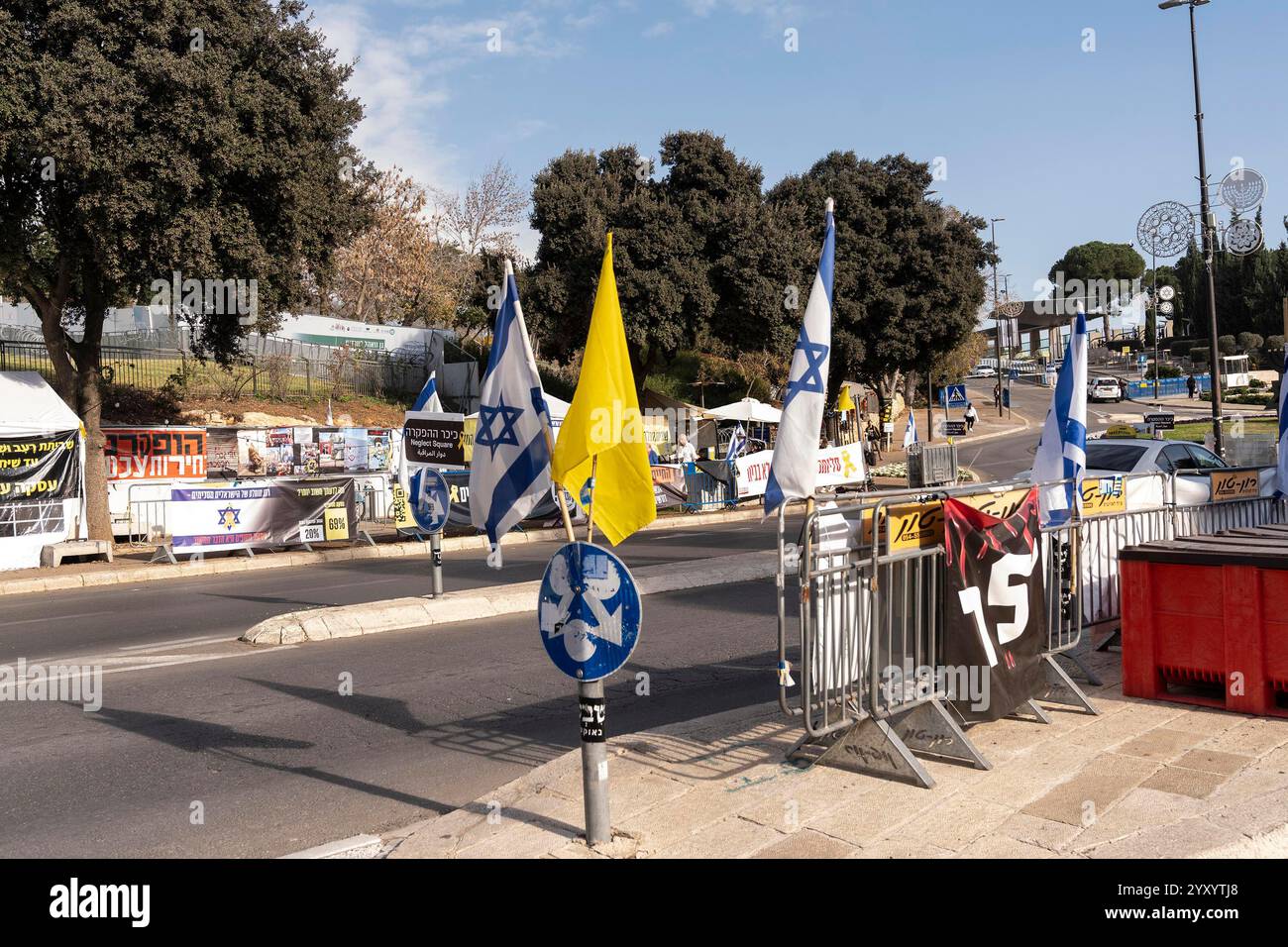 Jérusalem, New York, États-Unis. 17 décembre 2024. Les familles des otages prises par les terroristes du Hamas lors de l'attaque du 7 octobre 2023 ont installé des tentes devant le parlement israélien - Knesset à Jérusalem, Israël le 17 décembre 2024 (image crédit : © Lev Radin/ZUMA Press Wire) USAGE ÉDITORIAL SEULEMENT! Non destiné à UN USAGE commercial ! Banque D'Images