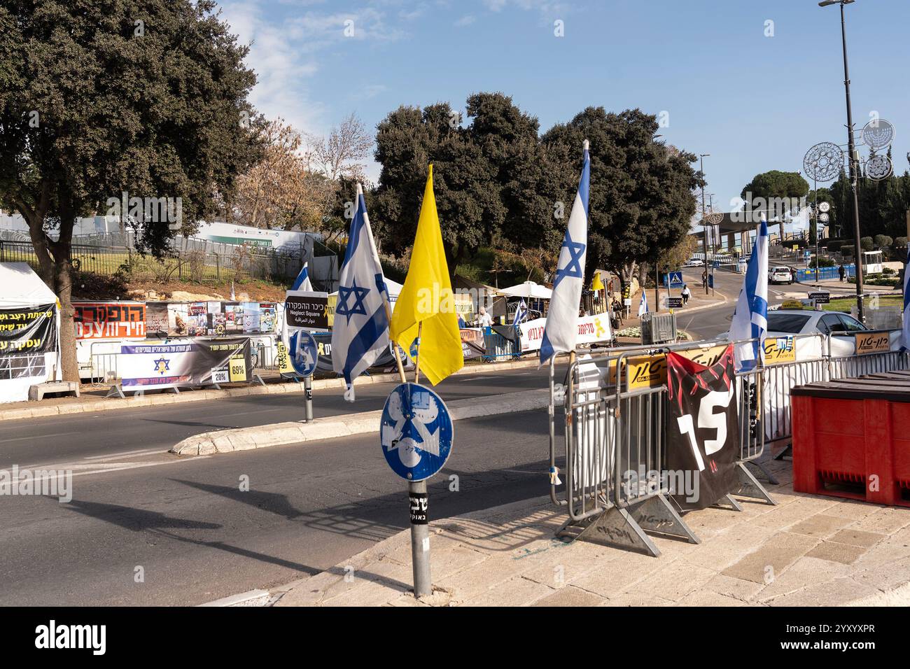 Jérusalem, États-Unis. 17 décembre 2024. Les familles des otages pris par les terroristes du Hamas lors de l'attaque du 7 octobre 2023 ont installé des tentes devant le parlement israélien - Knesset à Jérusalem, Israël, le 17 décembre 2024. (Photo de Lev Radin/Sipa USA) crédit : Sipa USA/Alamy Live News Banque D'Images