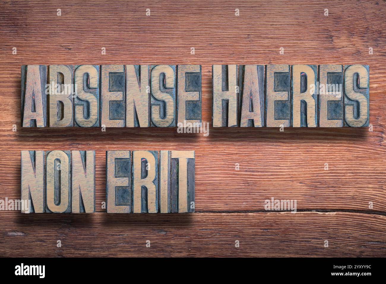 Absens haeres non erit (hors de vue, hors d'esprit) phrase latine combinée sur une surface en bois verni vintage Banque D'Images
