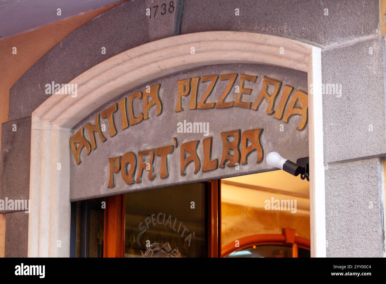 Napoli, Italie - 19 octobre 2013 : gros plan du panneau d'entrée de l'Antica Pizzeria Port'Alba à Naples, Italie, illuminant son statut de la planète Banque D'Images