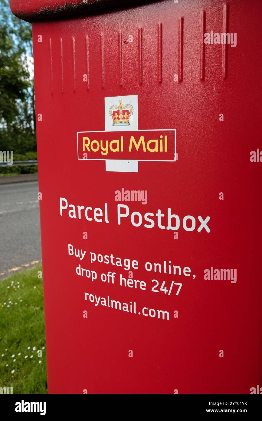 Newcastle Royaume-Uni : 8 juin 2024 : une boîte postale de colis Royal mail Click and Drop Banque D'Images