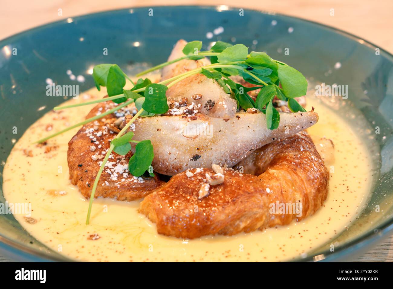 Croissant avec un repas de poire, petit déjeuner Sudbury , Massachusetts , Nouvelle-Angleterre, États-Unis Banque D'Images