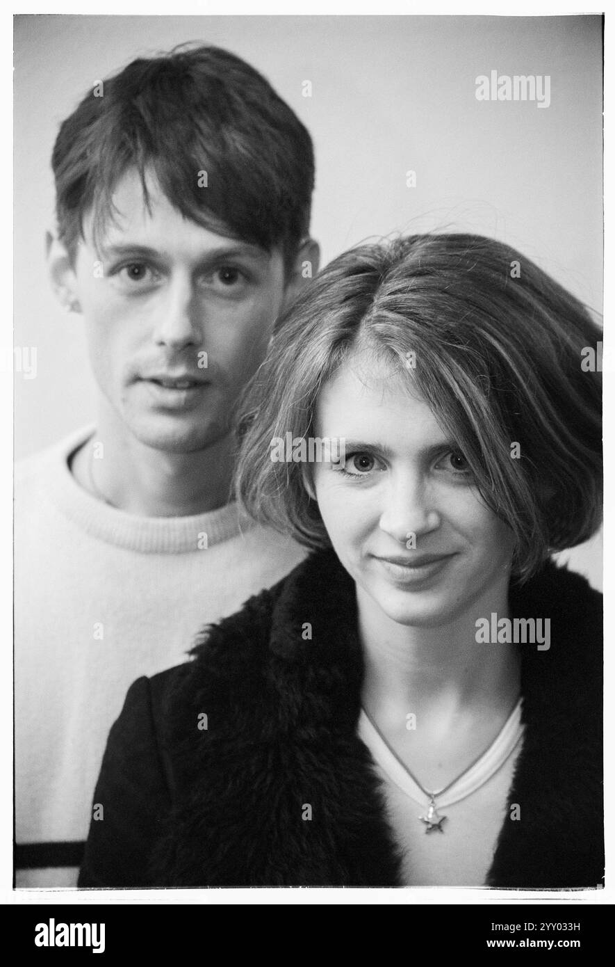 Melys, GROUPE, PORTRAIT, 1997 : Paul Adams et Andrea Parker du groupe gallois favori Melys de John Peel lors d'un mini-festival de la St David's Day au Coal Exchange à Cardiff Bay, pays de Galles, Royaume-Uni le 1er mars 1997. Photo : Rob Watkins. INFO : Melys, un groupe indie-pop gallois formé au début des années 90, a conçu des airs fantasques et mélodiques marqués par la voix d'Andrea Parker. Des albums comme « Rumours and Curses » ont présenté leur son éclectique, mêlant indie pop et electronica. Banque D'Images