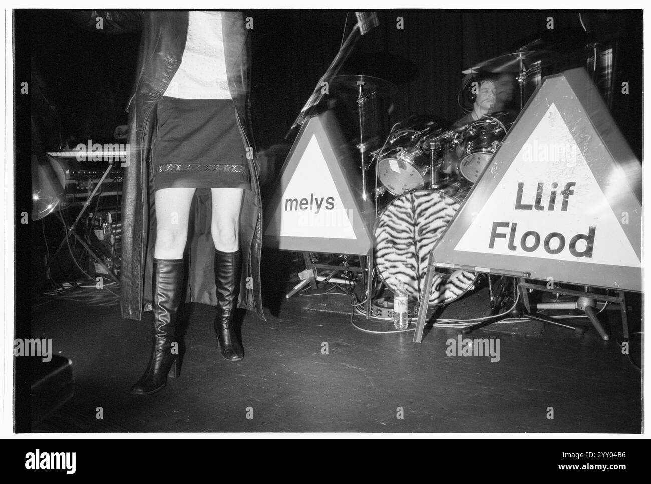 MELYS, BBC RADIO ONE SOUND CITY, 2000 : Andrea Parker du groupe gallois Melys – un groupe préféré de John Peel – jouant au Clwb IFOR Bach (The Welsh Club) au pays de Galles, au Royaume-Uni, dans le cadre de BBC Radio One Sound City le 26 octobre 2000. La bande utilisait des panneaux de signalisation comme instruments de percussion. Photographie : Rob Watkins. INFO : Melys, un groupe indie-pop gallois formé au début des années 90, a conçu des airs fantasques et mélodiques marqués par la voix d'Andrea Parker. Des albums comme « Rumours and Curses » ont présenté leur son éclectique, mêlant indie pop et electronica Banque D'Images