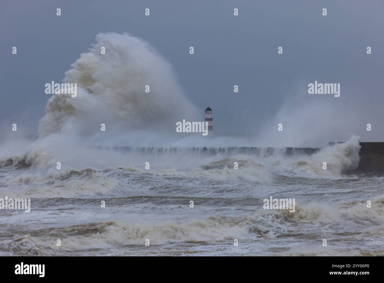 Vagues s'écrasant sur le phare de Seaham, comté de Durham, Angleterre Royaume-Uni. Banque D'Images
