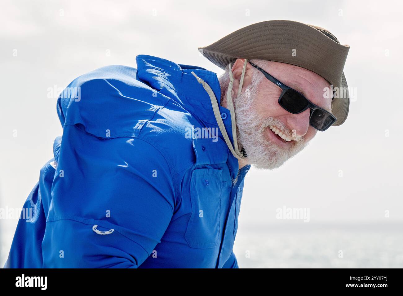 Temps venteux, vieil homme retraité se faisant souffler par le vent fort sur le bateau, aventure en plein air Banque D'Images