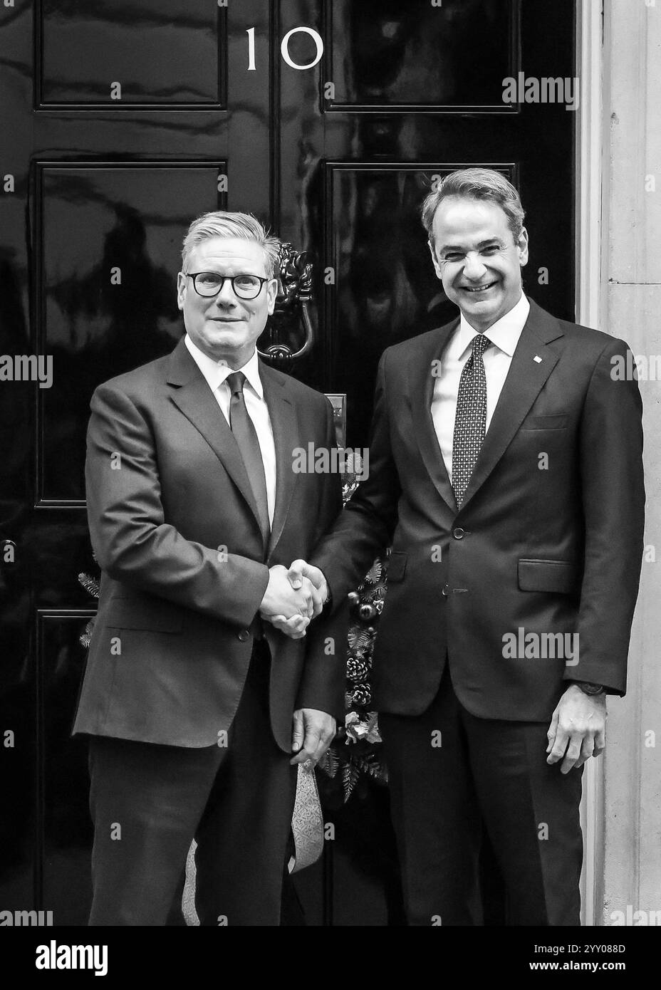 Sir Keir Starmer et Kyriakos Mitsotakis, poignée de main devant 10 Downing Street, Londres, Banque D'Images