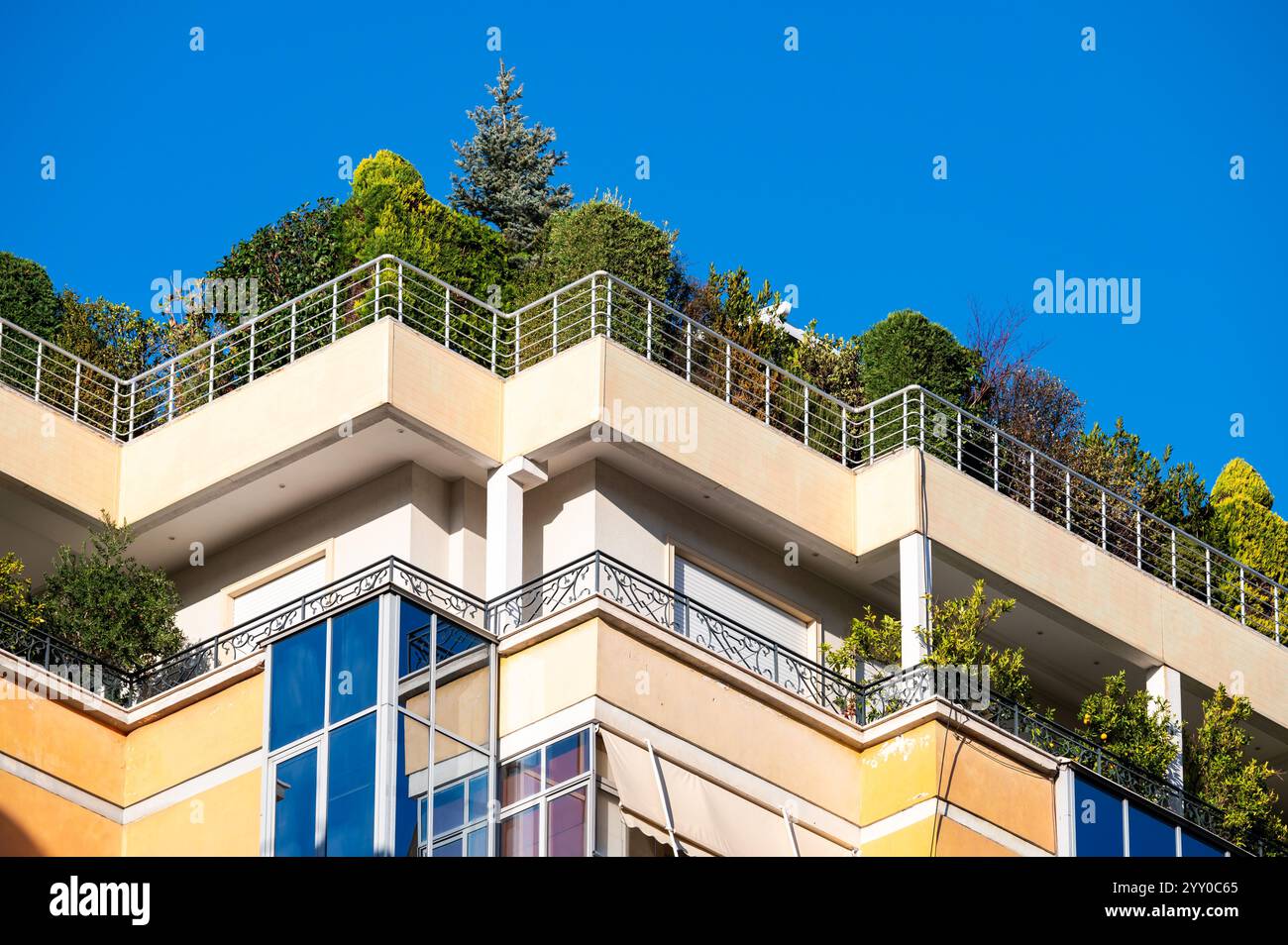 Détail d'un immeuble jaune avec balcons à Tirana, Albanie, 7 décembre 2024 Banque D'Images
