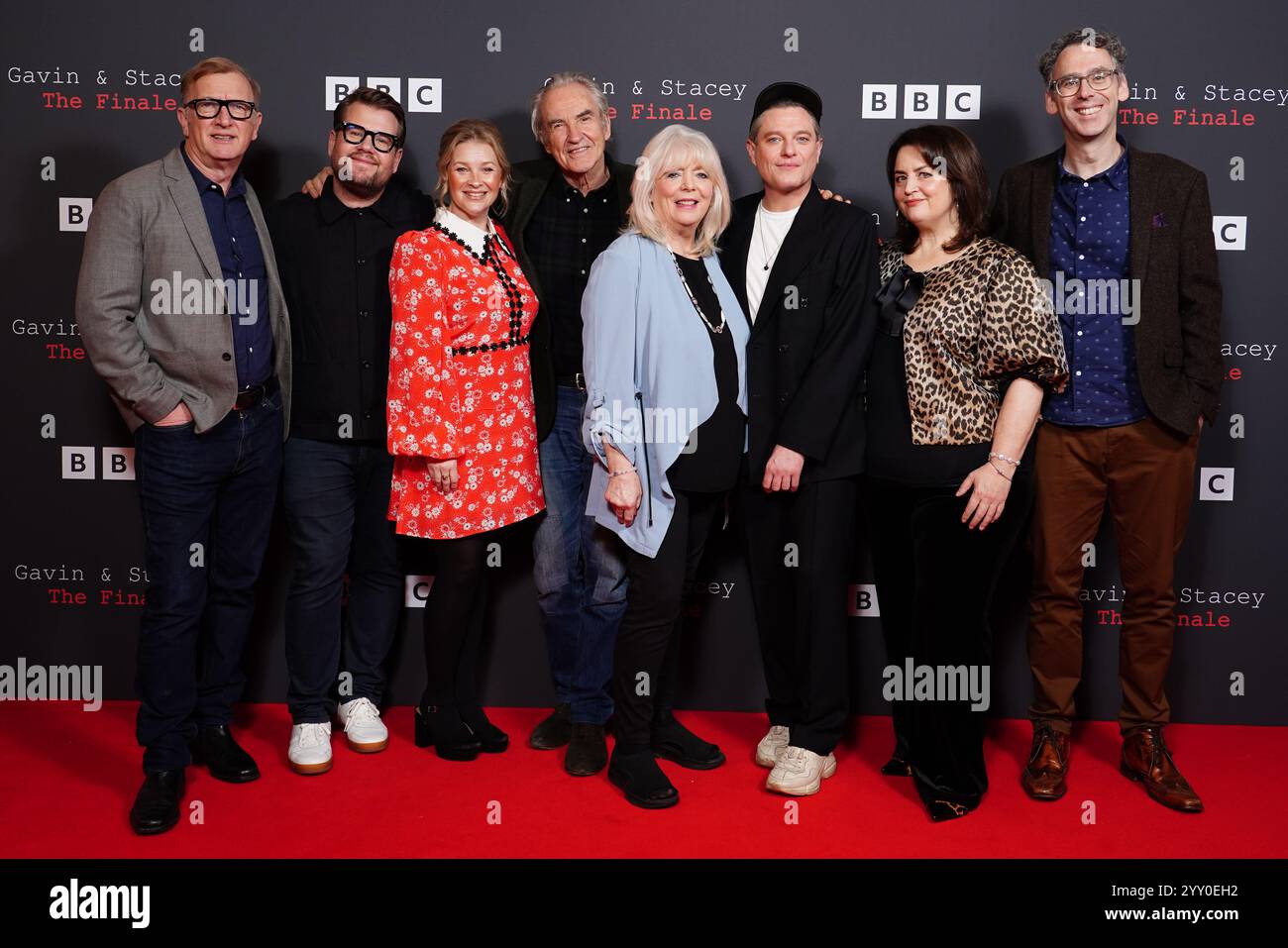 (De gauche à droite) Steffan Rhodri, James Corden, Joanna page, Larry Lamb, Alison Steadman, Mathew Horne, Ruth Jones et Robert Wilfort assistent à un événement de lancement de la BBC pour Gavin et Stacey : The finale, au Ham Yard Hotel à Londres. Date de la photo : mercredi 18 décembre 2024. Banque D'Images