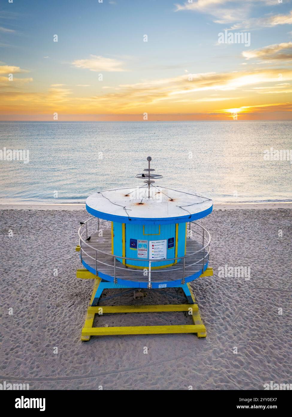 La Lincoln Road 1 Lifeguard Hut pendant Art Basel et Art week, située à South Beach, est une icône colorée de la dynamique culture côtière de Miami Beach Banque D'Images