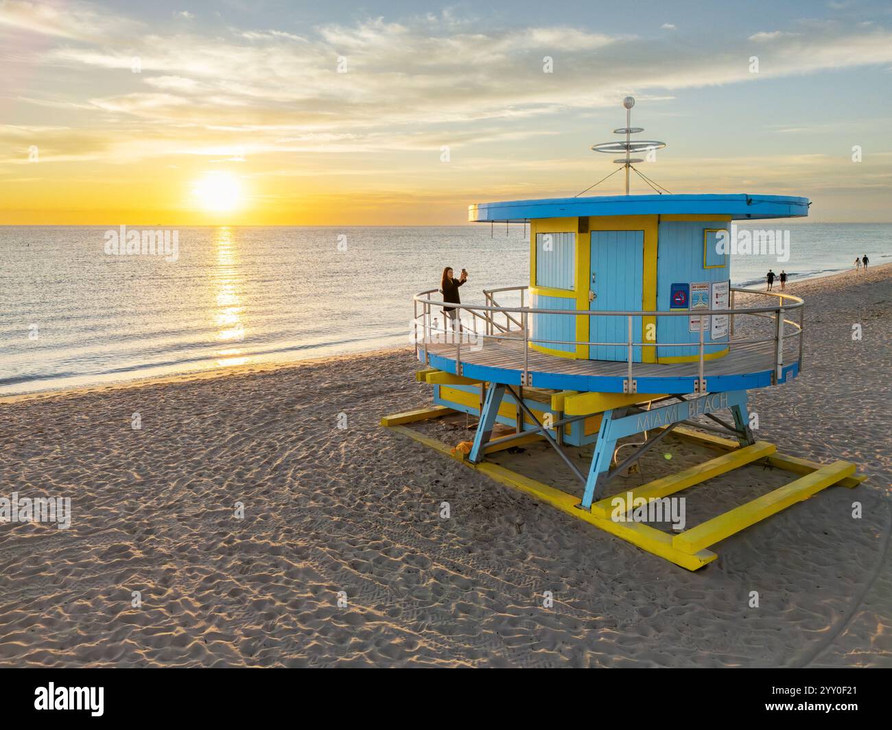 La Lincoln Road 1 Lifeguard Hut pendant Art Basel et Art week, située à South Beach, est une icône colorée de la dynamique culture côtière de Miami Beach Banque D'Images