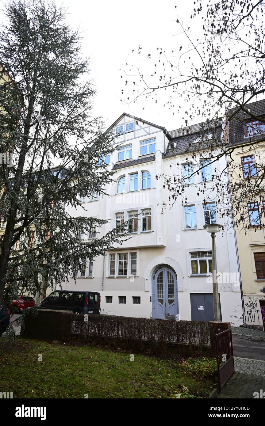 DAS Wohnhaus Gütchenstraße Nr. 20 à Halle. Halle/Saale, 17.12.2024. Ehemaliges Wohnhaus von Reinhard Heydrichs Familie. Reinhard Heydrich War ein deutscher SS-Obergruppenführer und General der Polizei. 1941 wurde er von Hermann Göring mit der sogenannten Endlösung der Judenfrage beauftragt und War ab diesem Zeitpunkt der eigentliche Organisator des Holocausts. Er wurde AM 7. März 1904 in Halle/Saale geboren und ist auch hier aufgewachsen. Seine Eltern bezogen 1908 das Haus in der Gütchenstraße 20 1. OG und gründeten dort im Hinterhaus ein Musikkonservatorium. Saxe-Anhalt Allemagne *** le resi Banque D'Images