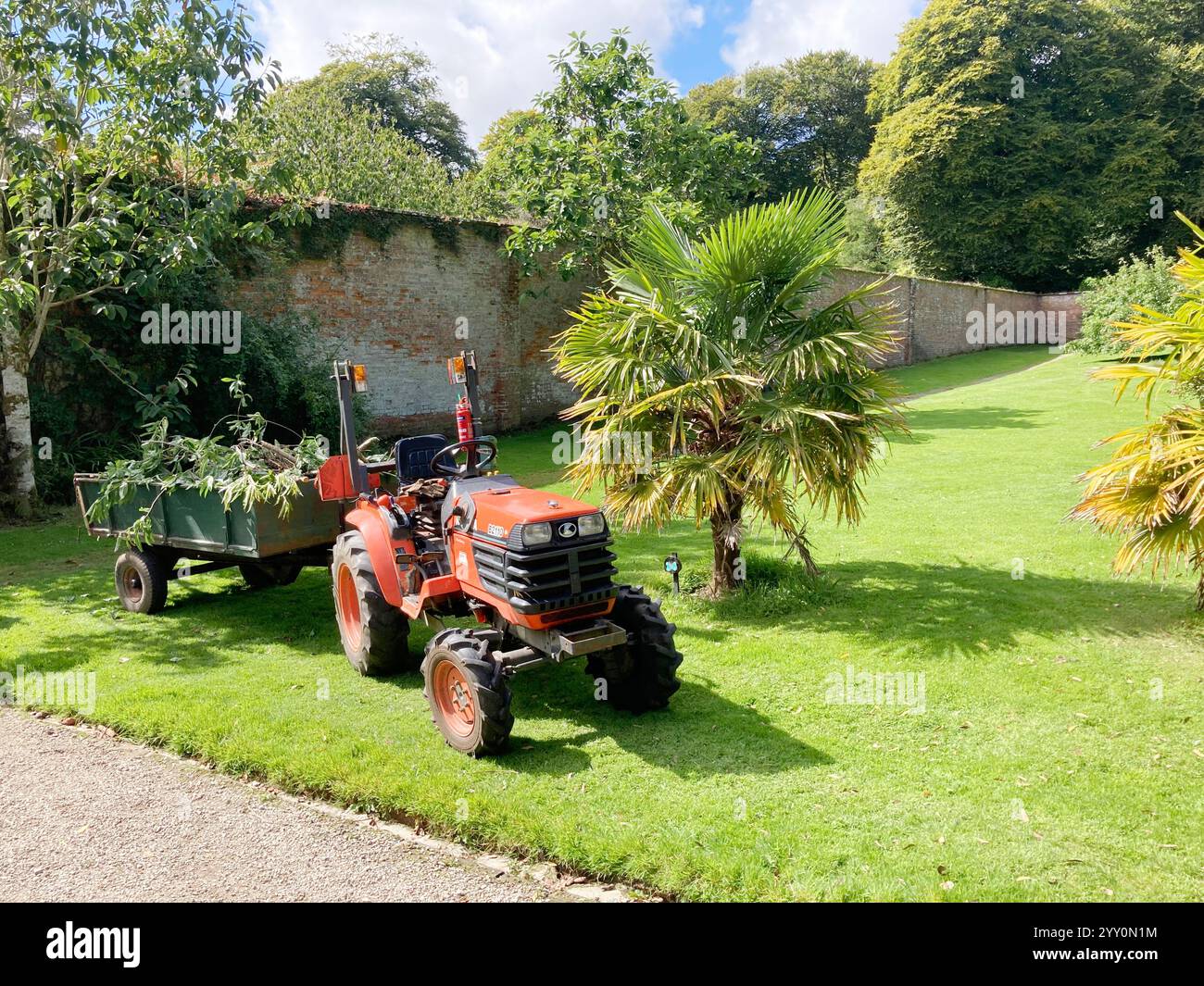 Mini tracteur et remorque utilisés pour l'entretien du jardin - John Gollop Banque D'Images