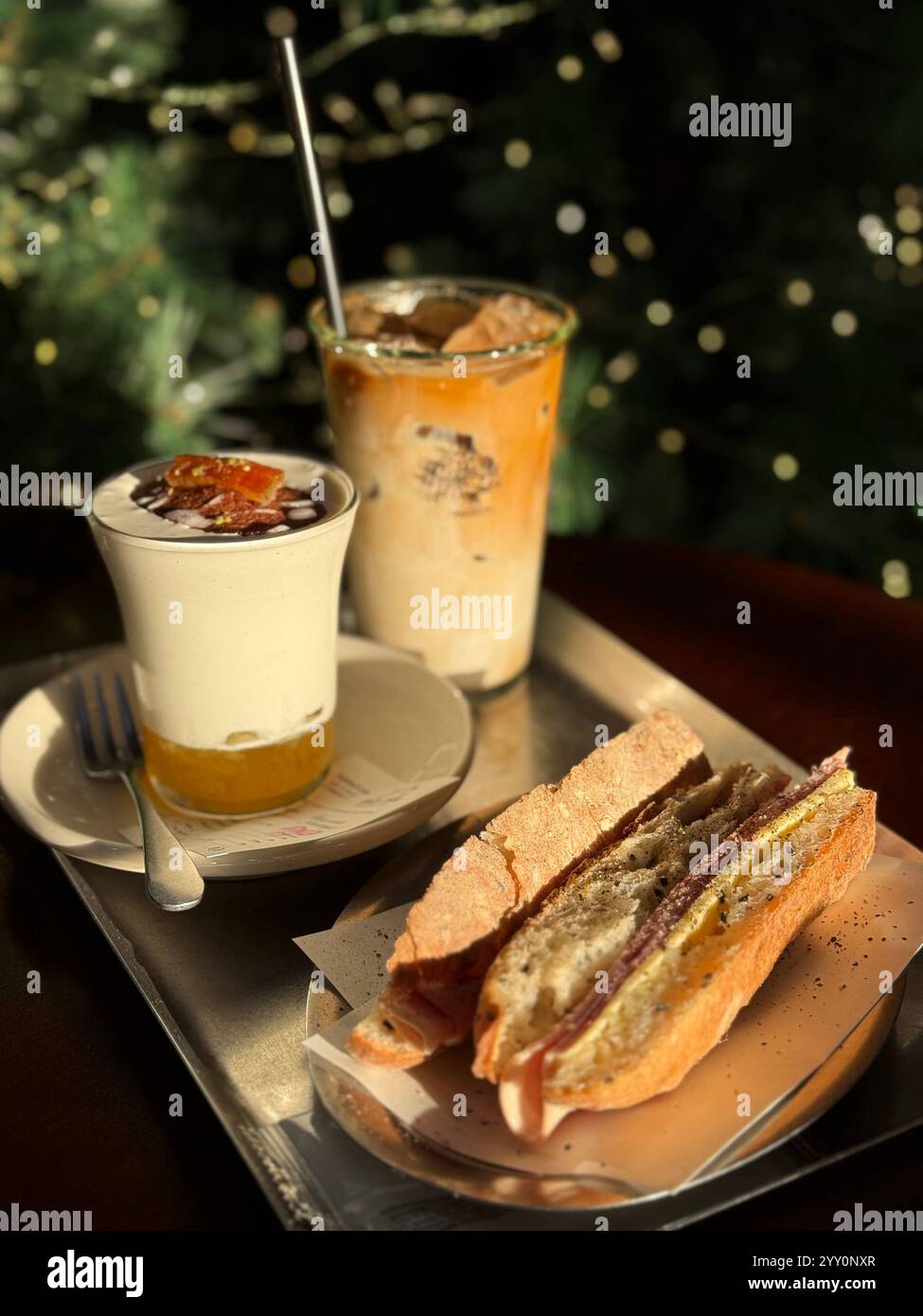 un dessert attrayant avec du café chaud - Image de stock capturée avec un smartphone