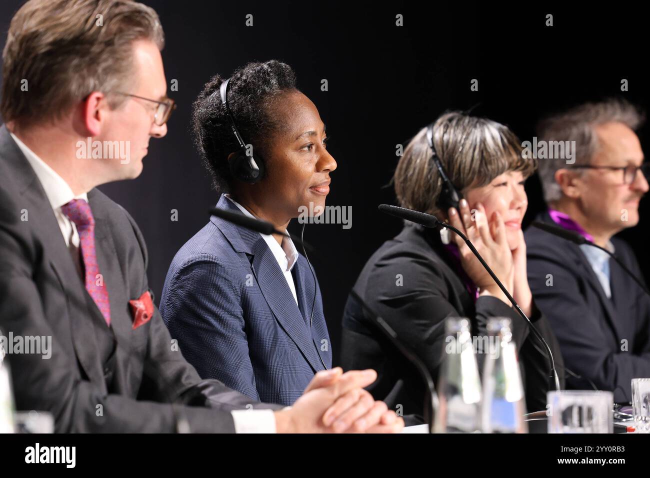 Vorstellung der Kuenstlerischen Leitung der documenta 16 AM Mittwoch 18.12.2024 à Kassel. Foto v.l. : Oberbuergermeister Sven Schoeller, Aufsichtsratsvorsitzende der documenta und Museum Fridericianum gGmbH Naomi Beckwith Mami Kataoka, Vertreterin der Findungskommission Yilmaz Dziewior, Vertreter der Findungskommission Naomi Beckwith ist Kuenstlerische Leiterin der Weltkunstausstellung documenta 16 in Kassel 12. Juni bis 19. Septembre 2027. Beckwith SEI von der internationalen sechskoepfigen Findungskommission ausgewaehlt worden, verkuendete der Geschaeftsfuehrer der documenta und Museum Fride Banque D'Images