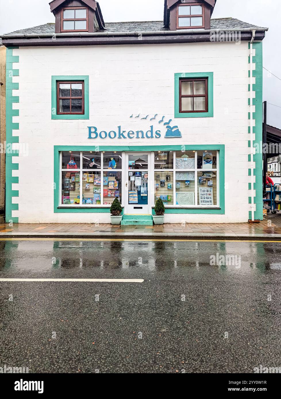 Vue verticale de l'extérieur de Bookends, une librairie d'occasion offrant une seconde chance pour les livres papier par temps humide, sans personne en vue - Image de stock capturée avec un smartphone