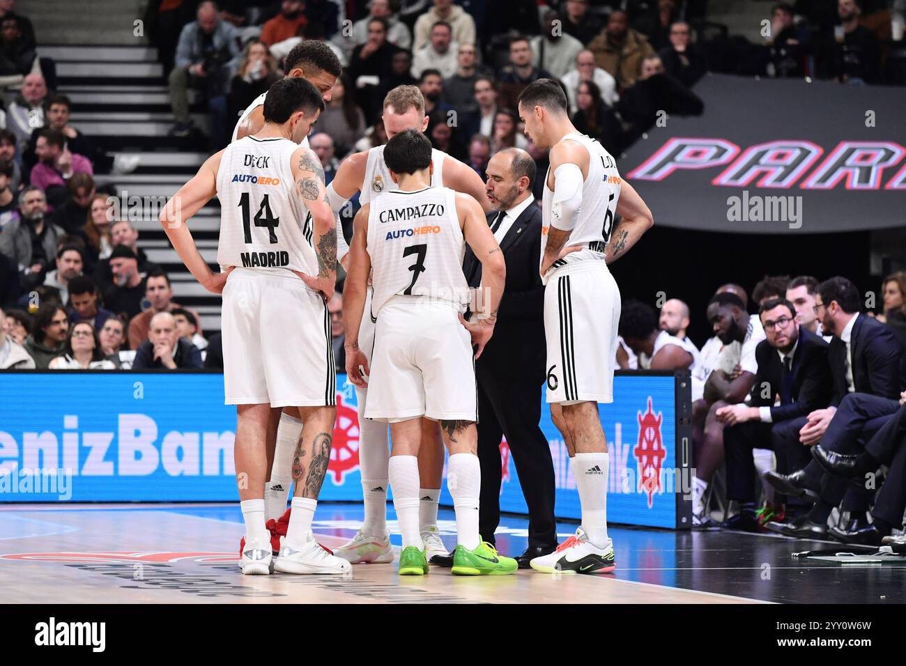 Paris, France. 17 décembre 2024. Julien Mattia/le Pictorium - 16ème Journée Euroleague : Paris Basketball/Real Madrid, 17 décembre 2024 - 17/12/2024 - France/Ile-de-France (région)/Paris - Facundo Campazzo (ARG), Alberto Abalde Diaz (ESP), Dzanan Musa (BIH), Walter Samuel Tavares da Veiga (CPV) et Gabriel Deck (ARG) lors d'un temps-out pendant la 16ème journée Euroleague entre Paris, Madrid, 17 décembre 2024. Crédit : LE PICTORIUM/Alamy Live News Banque D'Images