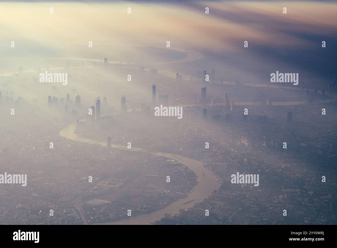 La vue plongeante de la ville de Bangkok, prise à partir d'un avion qui vole le matin avec une couleur de lever du soleil réchauffée et un peu d'ombre des nuages photo peut avoir n Banque D'Images