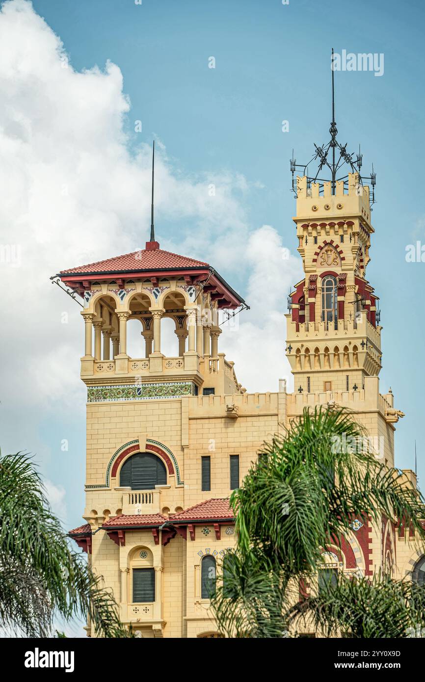 Palais Montaza à Alexandrie, Egypte. Un superbe monument architectural historique avec des tours ornées, des arches et des détails complexes entourés d'arbres. Banque D'Images