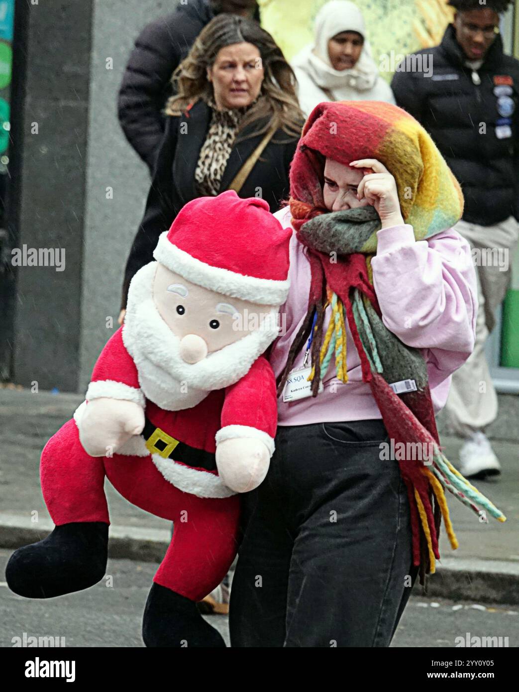 Glasgow, Écosse, Royaume-Uni. 18 décembre 2024. Météo britannique : la pluie dans le centre-ville a été accompagnée de vents. Crédit Gerard Ferry/Alamy Live News Banque D'Images