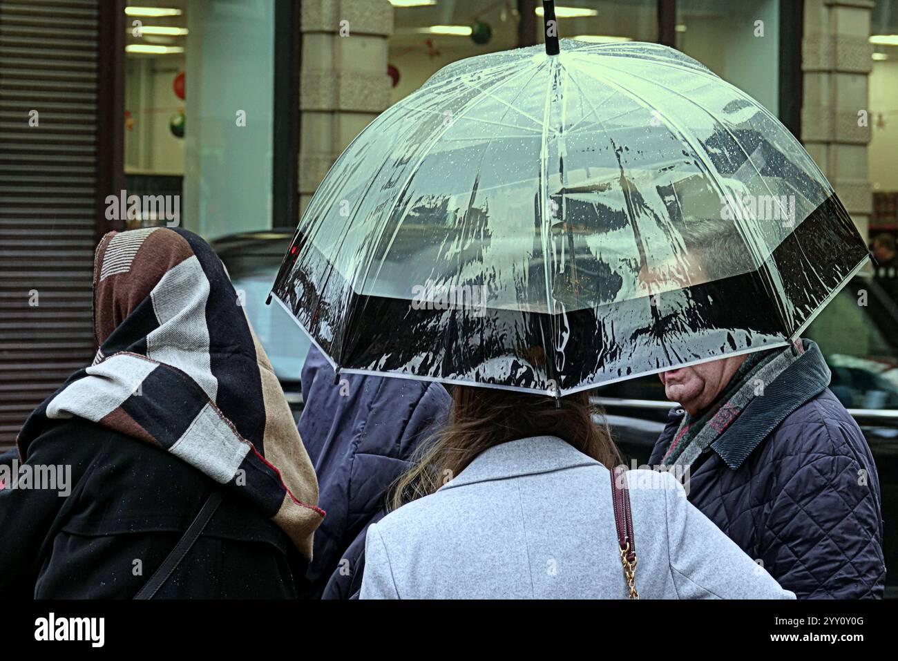 Glasgow, Écosse, Royaume-Uni. 18 décembre 2024. Météo britannique : la pluie dans le centre-ville a été accompagnée de vents. Crédit Gerard Ferry/Alamy Live News Banque D'Images