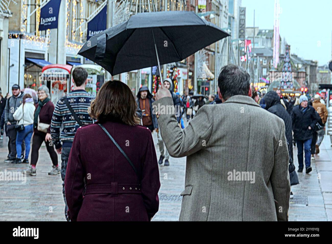Glasgow, Écosse, Royaume-Uni. 18 décembre 2024. Météo britannique : la pluie dans le centre-ville a été accompagnée de vents. Crédit Gerard Ferry/Alamy Live News Banque D'Images
