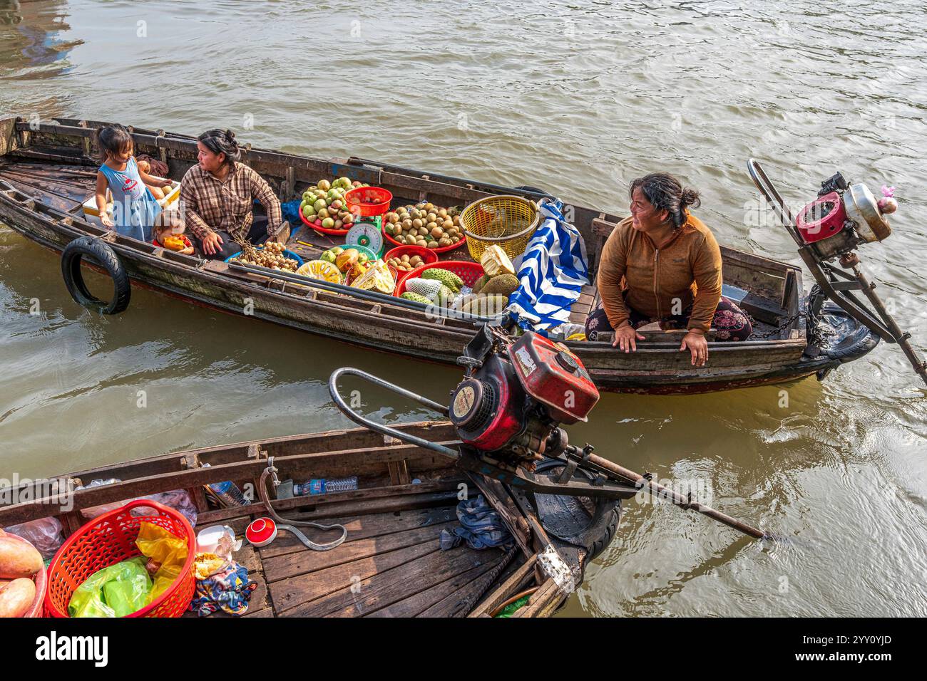Vietnam, 2024-03-03, delta du Mékong, delta du Mékong, bateau, marché flottant, rivière, fruits, touristes, nourriture, vendeurs, famille, eau, ombres Banque D'Images
