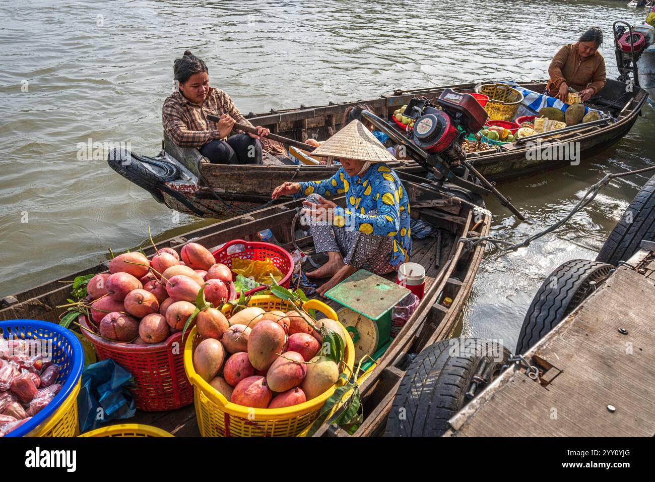 Vietnam, 2024-03-03, delta du Mékong, delta du Mékong, bateau, marché flottant, chapeau de paille vietnamien, fruits, légumes, nourriture, vendeurs, famille Banque D'Images