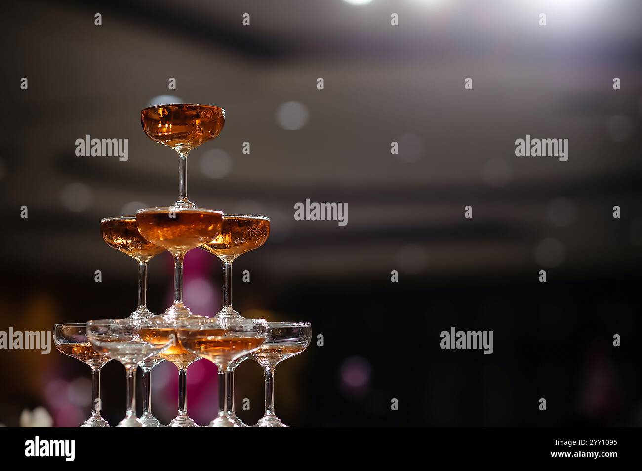 petite tour de coupe de champagne lors de la réception de mariage Banque D'Images