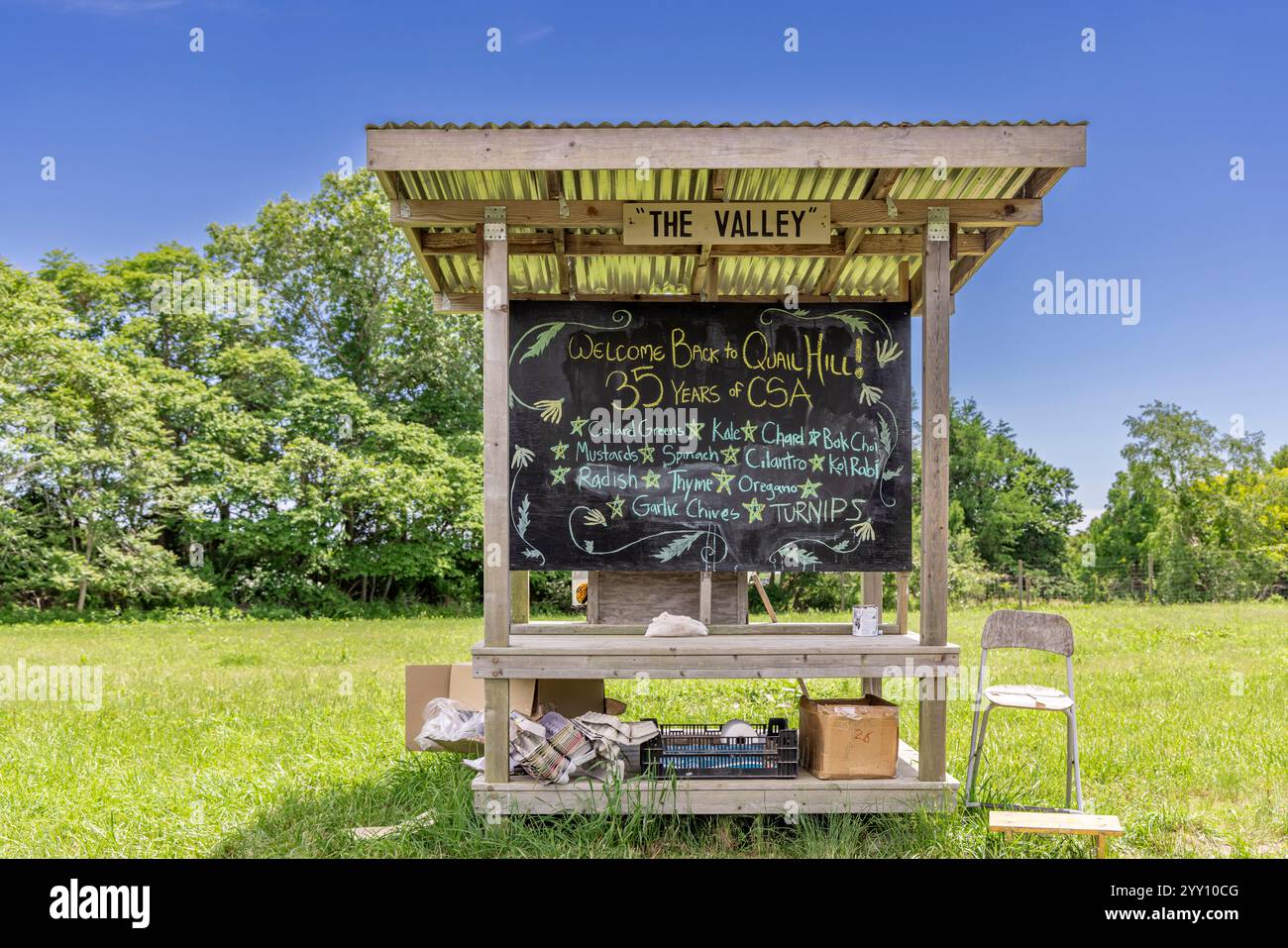 paysage avec une structure en bois simple à la ferme de colline de caille Banque D'Images