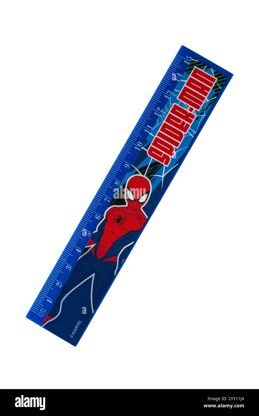 Règle Spiderman isolé sur fond blanc - règle en plastique, règle de 15 cm, règle de 15 cm Banque D'Images