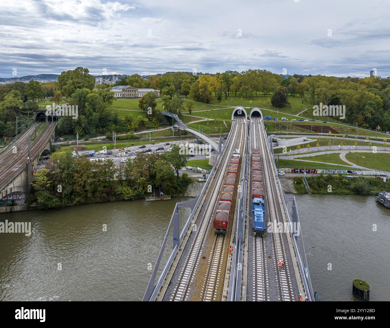 Test de charge sur le pont Neckar, vue aérienne. En raison de la conception inhabituelle, les contrôles dimensionnels sont obligatoires devant le pont est ouvert aux trains. T Banque D'Images