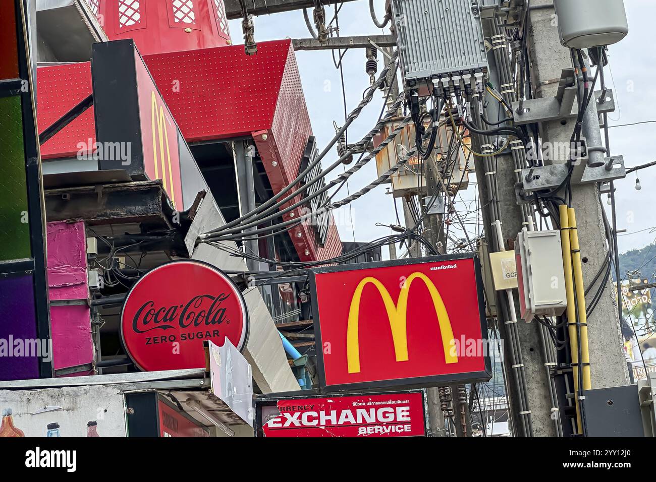 Coca Cola et McDonald's : les entreprises alimentaires américaines sont actives dans le monde entier. Logos des marques sur Bangla Road, Patong, Kathu, Phuket Island, Thaïlande, as Banque D'Images