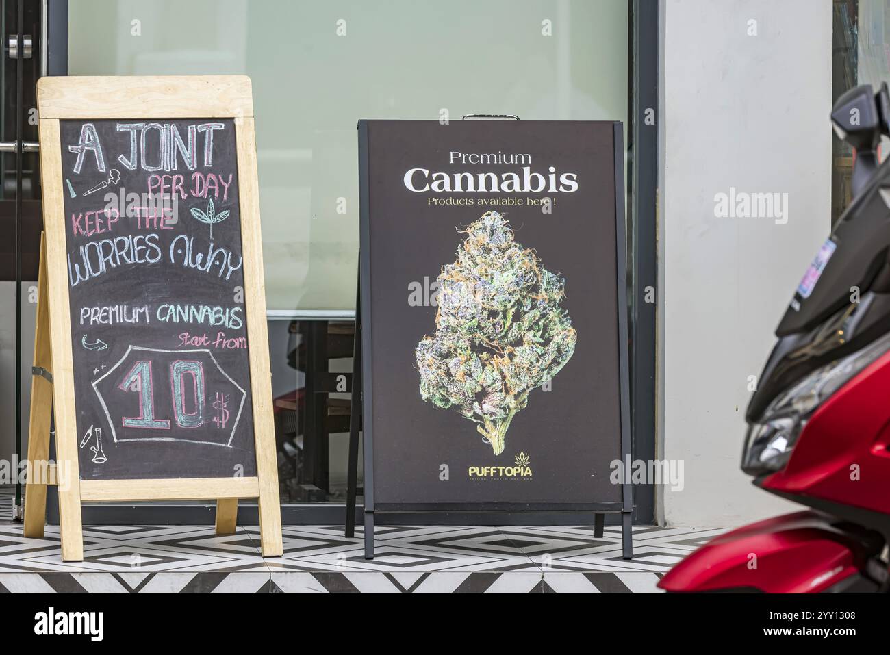 La légalisation des drogues en Thaïlande. Le cannabis est offert à chaque coin de rue. Patong, Kathu, Île de Phuket, Thaïlande, Asie Banque D'Images