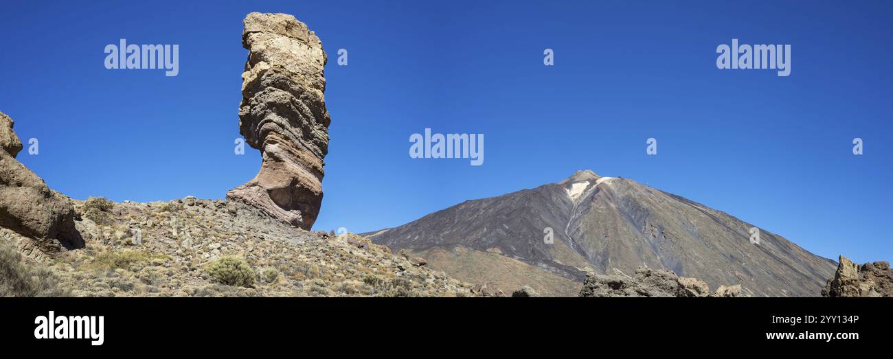 Roque Chinchado, également connu comme l'arbre de pierre ou doigt de Dieu, point de repère de l'île, Los Roques de Garcia, derrière lui le Pico del Teide, 3717m, Las Banque D'Images