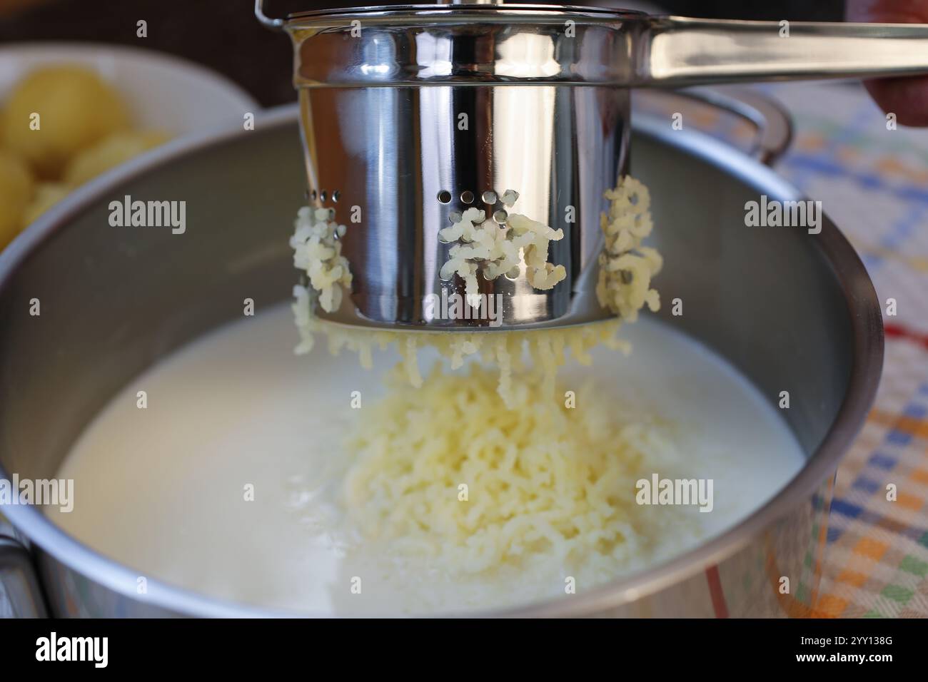 Cuisine souabe, préparation purée de pommes de terre à racine de persil, purée de pommes de terre, avec rognons de porc, rognons aigres, cuisine de grand-mère, régional, maison coo Banque D'Images