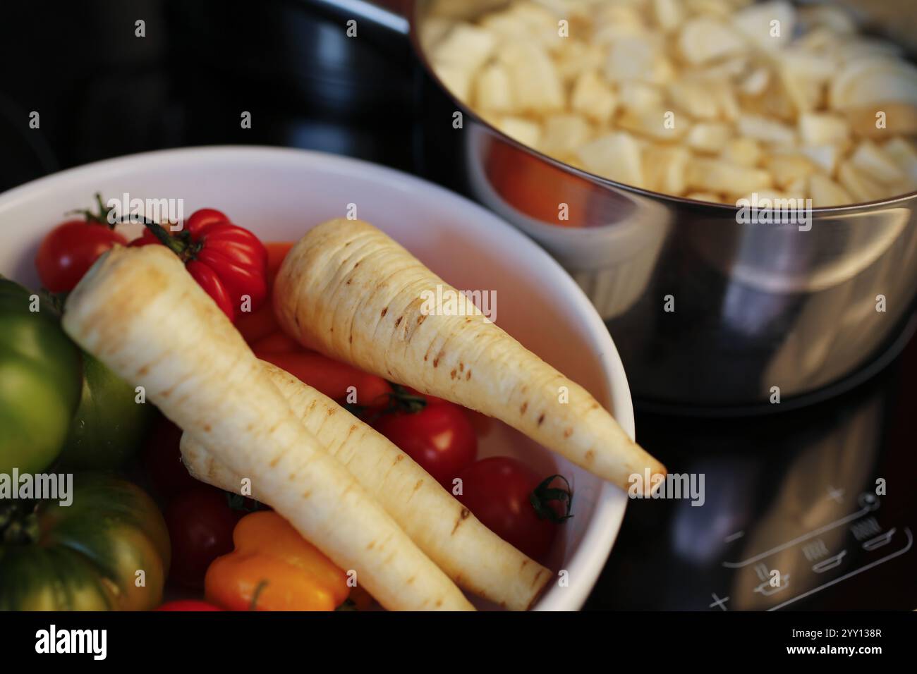 Cuisine souabe, racine de persil crue pour la préparation de racine de persil et purée de pommes de terre aux rognons aigres, cuisine de grand-mère, régionale, ingredie Banque D'Images